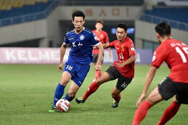 巴黎FC主帅赛后挑衅引发观众冲突